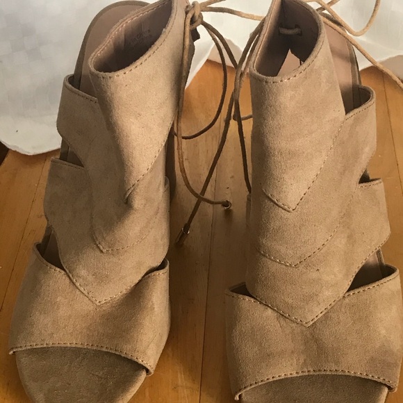 Nude chunky heeled sandals - Picture 2 of 4